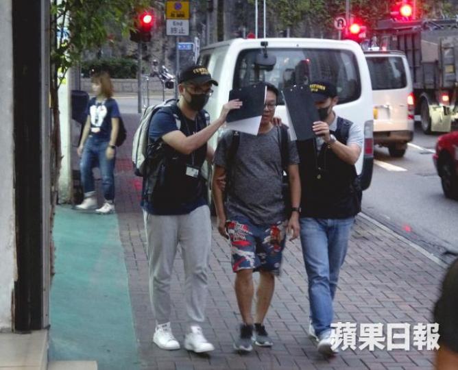 海關人員將涉案車房董事拘捕。姜偉康攝
海關人員將涉案車房董事拘捕。姜偉康攝