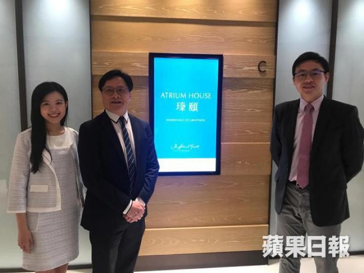 新世界營業及市務部總監黃浩賢(左二)表示,瑧頤最快本月推出。 新世界營業及市務部總監黃浩賢(左二)表示,瑧頤最快本月推出。