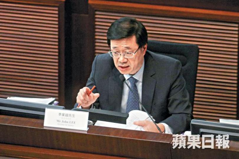 李家超昨出席保安事務委員會,繼續被泛民狙擊。
李家超昨出席保安事務委員會,繼續被泛民狙擊。