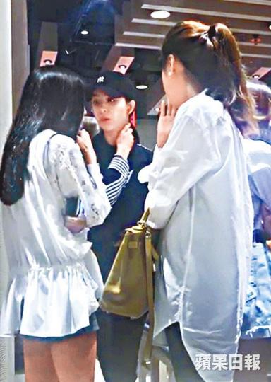 （左起）嚴紀雯、JM同一位朋友喺甜品店等外賣期間，相當好傾。讀者提供圖片JM唔講嘢就不停撳手機。讀者提供圖片JM、嚴紀雯（左）雖然同年出嫁，但JM會為好姊妹做伴娘。互聯網圖片