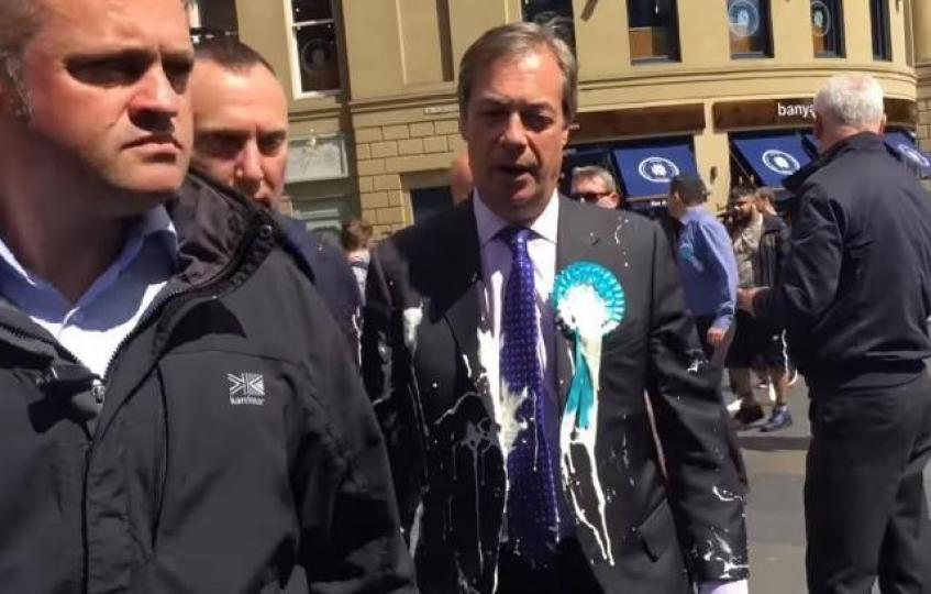 英國脫歐派大將法拉奇(Nigel Farage)上月中在街上被抗議者潑奶昔。 互聯網圖片 英國脫歐派大將法拉奇(Nigel Farage)上月中在街上被抗議者潑奶昔。 互聯網圖片