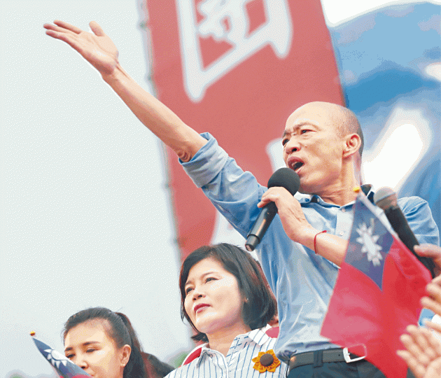 被視為國民黨王牌的韓國瑜正式宣佈參戰藍營初選。 資料圖片郝龍斌(右)昨以提名小組成員身份與韓國瑜會面之前,邀請對方上電台受訪。韓國瑜支持者上周末在台北舉行造勢大會。 被視為國民黨王牌的韓國瑜正式宣佈參戰藍營初選。 資料圖片郝龍斌(右)昨以提名小組成員身份與韓國瑜會面之前,邀請對方上電台受訪。韓國瑜支持者上周末在台北舉行造勢大會。