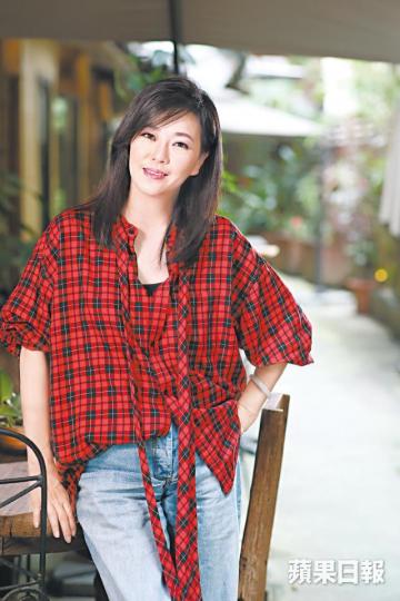 如何看男人出軌?劉小慧說:「如果尊重我,偷食抹完嘴,請別讓我知。」劉小慧深信兩個女兒有足夠智慧,他日與right person先同居後結婚。劉小慧fb直播煎蛋黃,點擊超過40萬,但真正落手做的是老公蘇志威。 如何看男人出軌?劉小慧說:「如果尊重我,偷食抹完嘴,請別讓我知。」劉小慧深信兩個女兒有足夠智慧,他日與right person先同居後結婚。劉小慧fb直播煎蛋黃,點擊超過40萬,但真正落手做的是老公蘇志威。