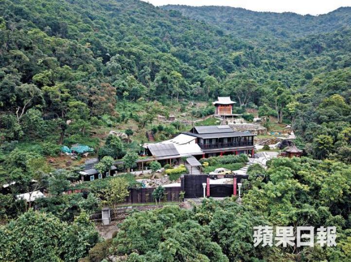 逾萬呎中華農耕書院,主建築物是一棟兩層高別墅,估計樓面面積逾3,000平方呎。富商柯良節涉事地段極近馬鞍山郊野公園,但卻屬三不管,不屬郊野公園範圍、不受《城規條例》監管及不是「不包括土地」。 逾萬呎中華農耕書院,主建築物是一棟兩層高別墅,估計樓面面積逾3,000平方呎。富商柯良節涉事地段極近馬鞍山郊野公園,但卻屬三不管,不屬郊野公園範圍、不受《城規條例》監管及不是「不包括土地」。