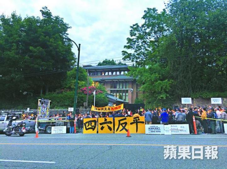 逾500人在中國駐溫哥華總領事館外舉行燭光集會,要求平反六四。 逾500人在中國駐溫哥華總領事館外舉行燭光集會,要求平反六四。