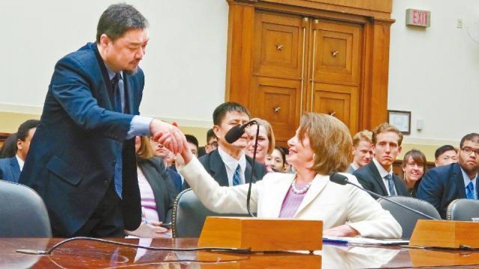 出席美國國會聽證會的吾爾開希(左)與眾議院議長佩洛西握手。佩洛西昨為國會山莊前的坦克人雕像揭幕。 出席美國國會聽證會的吾爾開希(左)與眾議院議長佩洛西握手。佩洛西昨為國會山莊前的坦克人雕像揭幕。