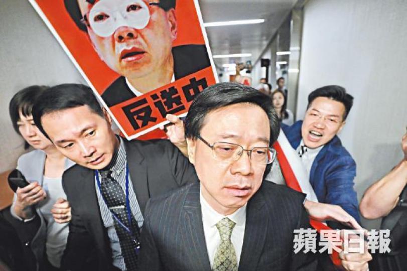 范國威等多名民主派議員昨會後手持反送中示威牌狙擊保安局長李家超。何頴賢攝工黨張超雄認為問題核心在於中共講一套做一套,難以令人信服。許頌明攝 范國威等多名民主派議員昨會後手持反送中示威牌狙擊保安局長李家超。何頴賢攝工黨張超雄認為問題核心在於中共講一套做一套,難以令人信服。許頌明攝