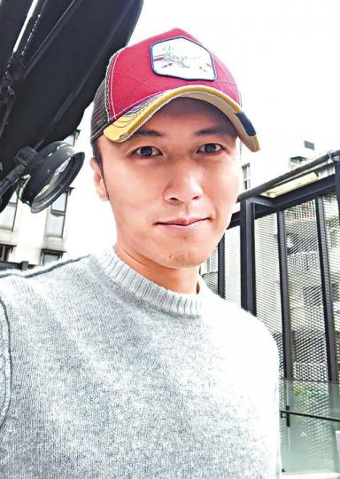 霆鋒指如果大家想聽蕭敬騰唱歌，要去睇演唱會。向佐（圖）七情上面，和蕭敬騰以視像遙距合唱。蕭敬騰