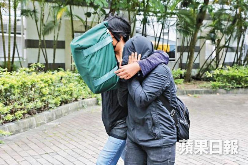 死者家屬昨離開時以衫及袋遮面。陳善南攝 死者家屬昨離開時以衫及袋遮面。陳善南攝