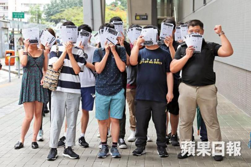 「連登仔」Alvin派傳單行動一呼百應,並在港鐵寶琳站外合照留念。朱永倫攝 「連登仔」Alvin派傳單行動一呼百應,並在港鐵寶琳站外合照留念。朱永倫攝