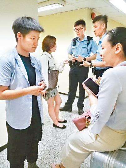 有顧客發現環亞體檢貼出結業通告,報警求助,警員到場調查。環亞體檢在佐敦辦事處外貼出結業通告。 有顧客發現環亞體檢貼出結業通告,報警求助,警員到場調查。環亞體檢在佐敦辦事處外貼出結業通告。
