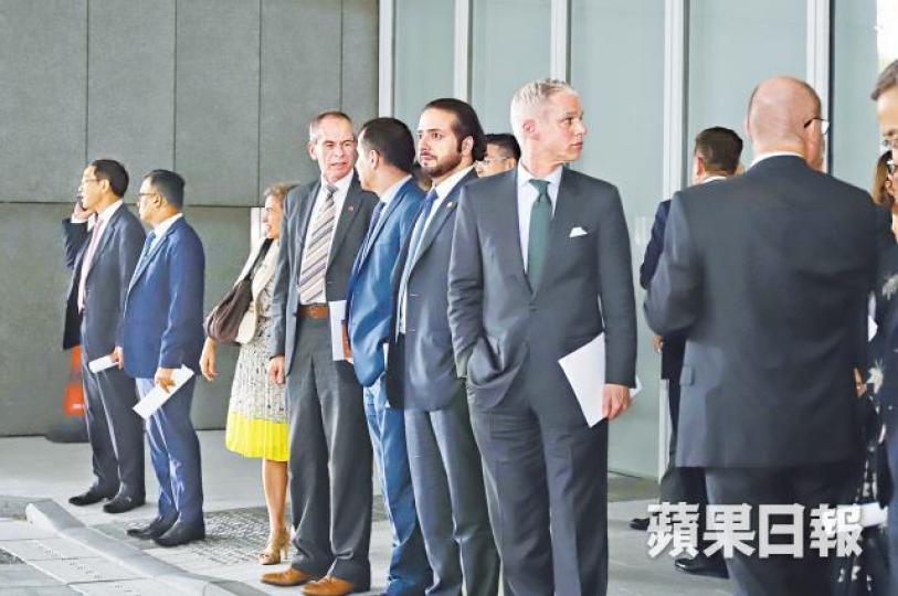 多國駐港領事昨現身政總等待與特首林鄭月娥會面。翁志偉攝