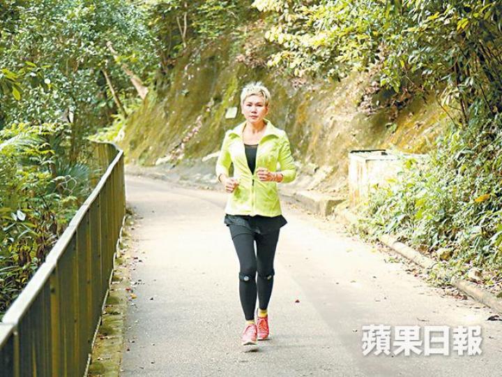 近年愛上跑步的崔嘉寶笑言跑步比濕平更開心。