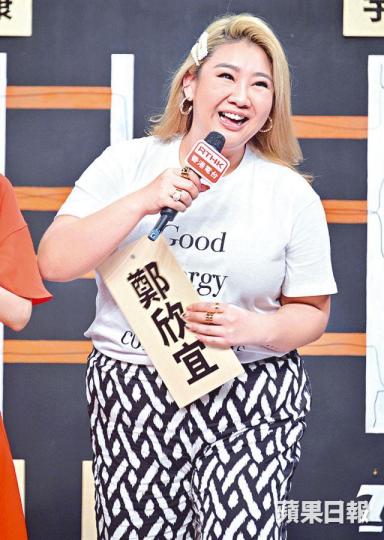 欣宜讚婷婷是好媽媽，又指見到B女就開心。婷婷日前突然貼出一張BB手仔相，公告B女出世，剛滿100日。資料圖片欣宜（右）去年8月探過婷婷，當時更一起食日本菜。資料圖片陳柏宇帶可愛囡囡到場，場面溫馨。欣宜和吳業坤昨日出席活動，坤哥熱到要抹汗。