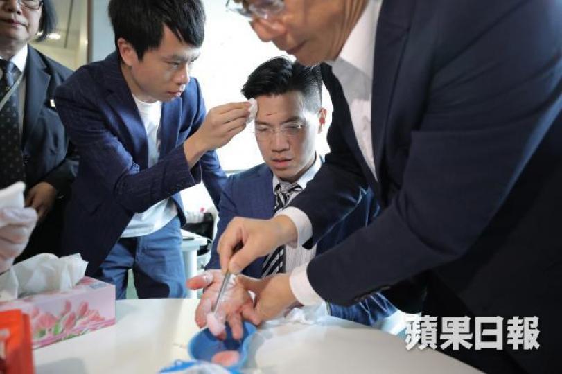 范國威在鄺俊宇及郭家麒協助下治理傷口。何頴賢攝 范國威在鄺俊宇及郭家麒協助下治理傷口。何頴賢攝