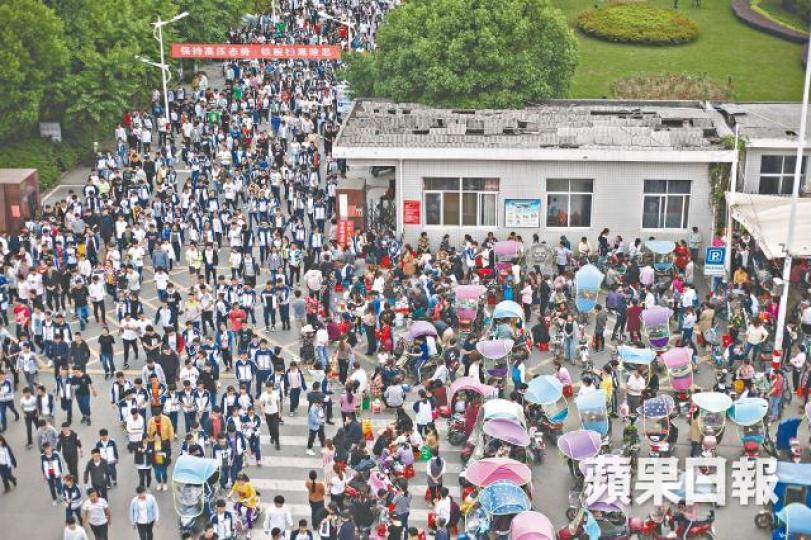 安徽毛坦廠中學及其附屬學校被譽為「亞洲最大高考工廠」。《蘋果》記者攝毛坦廠中學的學生晚上11時仍埋頭學習,以應付他們相信足以影響一生的高考。午飯時間,家長駕駛電動三輪車等到校門口送飯給子女。徐同學(左)相信考好高考將有更好的未來,甚至想成為「富二代他爹」。 安徽毛坦廠中學及其附屬學校被譽為「亞洲最大高考工廠」。《蘋果》記者攝毛坦廠中學的學生晚上11時仍埋頭學習,以應付他們相信足以影響一生的高考。午飯時間,家長駕駛電動三輪車等到校門口送飯給子女。徐同學(左)相信考好高考將有更好的未來,甚至想成為「富二代他爹」。