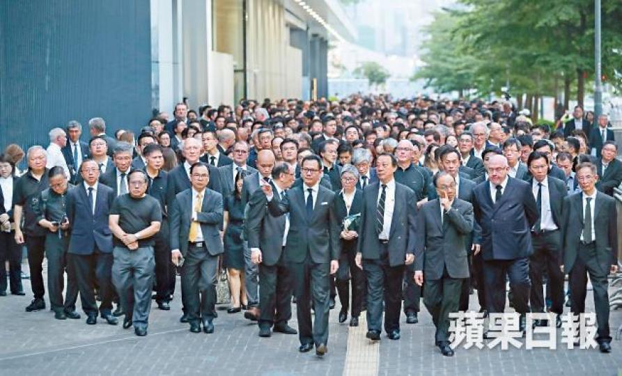 近3,000名法律界人士昨參加黑衣遊行,不滿港府硬推送中惡法,摧毀香港法治。何柏佳攝 近3,000名法律界人士昨參加黑衣遊行,不滿港府硬推送中惡法,摧毀香港法治。何柏佳攝