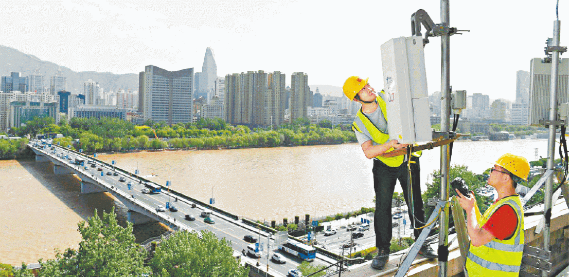 中國電信昨獲發5G商用牌照;圖為中國電信技術人員月前在甘肅蘭州測試5G基站。 中國電信昨獲發5G商用牌照;圖為中國電信技術人員月前在甘肅蘭州測試5G基站。
