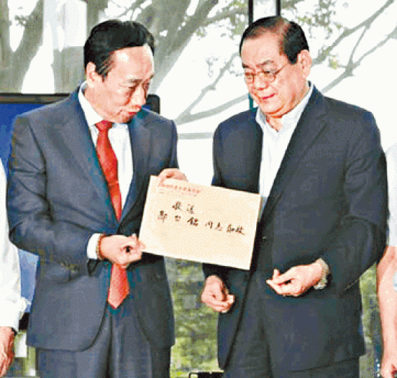 郭台銘(左)昨與國民黨提名協調小組會面。 郭台銘(左)昨與國民黨提名協調小組會面。