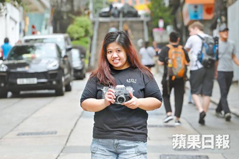 因為家庭經濟壓力的重擔,令Leeh Ann來港當家傭;但沒料到來港後除了工作外,亦讓她重拾攝影的興趣。在泡泡裏的小孩就如Leeh Ann初來港做外傭時的不真實感受,她很想掙脫這個泡泡,回到真實的世界之中。黑是陰影、白是陽光;也是Leeh Ann一路走來、遇上難關然後解決的生命圖案。遮了着眼睛的廚子,讓Leeh Ann想到每個打工仔都要為了生活,把自己的眼睛蒙蔽,才能工作下去。 因為家庭經濟壓力的重擔,令Leeh Ann來港當家傭;但沒料到來港後除了工作外,亦讓她重拾攝影的興趣。在泡泡裏的小孩就如Leeh Ann初來港做外傭時的不真實感受,她很想掙脫這個泡泡,回到真實的世界之中。黑是陰影、白是陽光;也是Leeh Ann一路走來、遇上難關然後解決的生命圖案。遮了着眼睛的廚子,讓Leeh Ann想到每個打工仔都要為了生活,把自己的眼睛蒙蔽,才能工作下去。