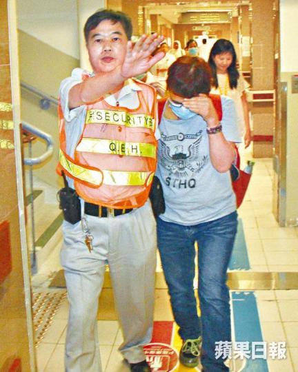 基嫂昨日面容憔悴現身醫院，全程由工作人員護送。攝影：張俊銘基哥生前專演惡人，但在圈中出名是「義氣仔女」。陳慎芝坦言對基哥未受洗感到遺憾，不過基哥仍可舉行基督教喪禮。攝影：陳俊強