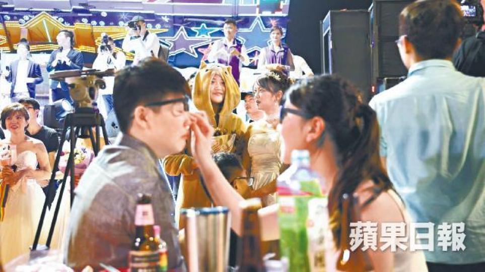 阿Mo(左)和T眼見一對對同志新人拉埋天窗,幸福看似伸手可及卻未得,不禁流淚。周詠雯攝台北凱達格蘭大道上月25日晚筵開160席同婚宴,場面墟冚。 阿Mo(左)和T眼見一對對同志新人拉埋天窗,幸福看似伸手可及卻未得,不禁流淚。周詠雯攝台北凱達格蘭大道上月25日晚筵開160席同婚宴,場面墟冚。