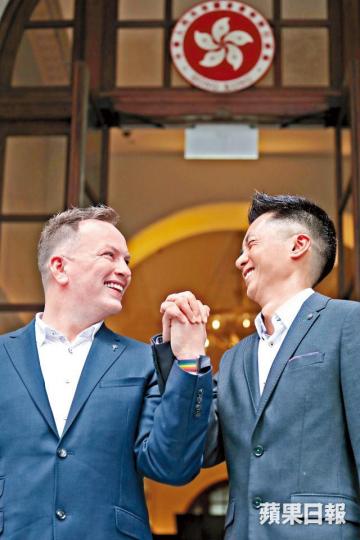 申請人梁鎮罡與配偶Scott昨終極勝訴,二人在終院外拖手相視而笑。何頴賢攝 申請人梁鎮罡與配偶Scott昨終極勝訴,二人在終院外拖手相視而笑。何頴賢攝
