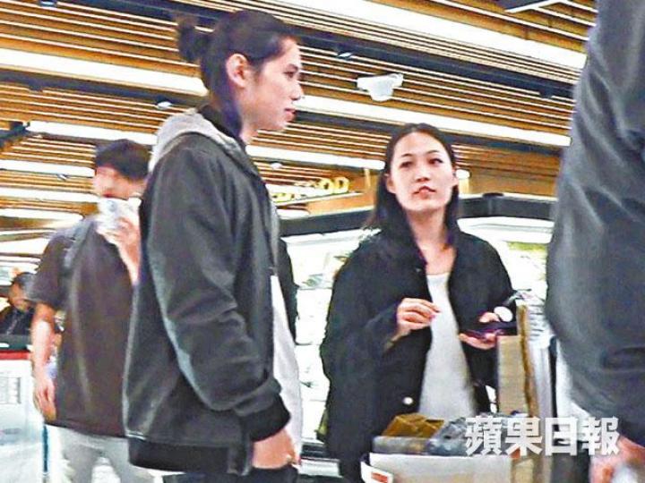 胡智略與霍詠盈在超市購物，結賬時二人有講有笑。胡智略（左）、霍詠盈胡智略與霍詠盈與朋友飯敍時，傾到意猶未盡。