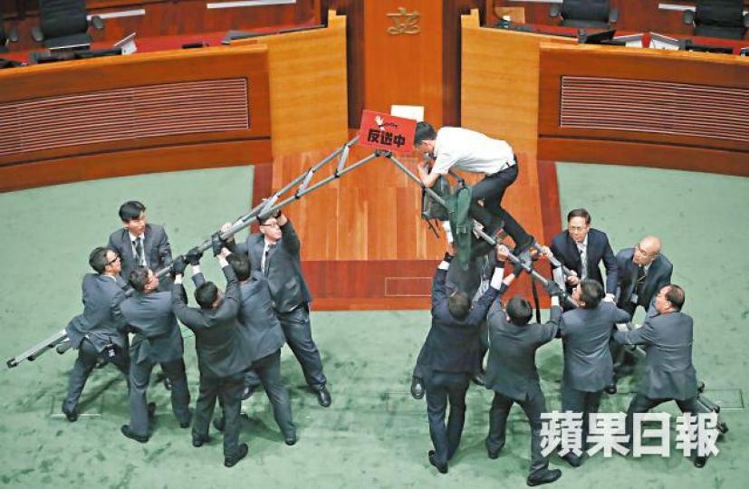 許智峯被保安抬出會議廳。
許智峯被保安抬出會議廳。