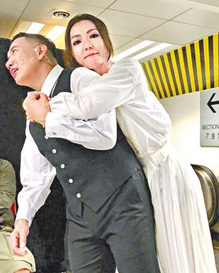杜汶澤表示很喜歡這張去年演出「毛台劇」時，在後台跟太太的合照。互聯網圖片