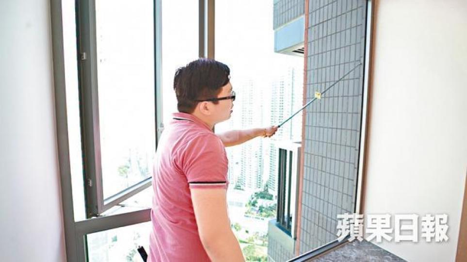 驗樓師陳智康在細房窗邊外圍發現空心磚,單位整體有90分。 驗樓師陳智康在細房窗邊外圍發現空心磚,單位整體有90分。