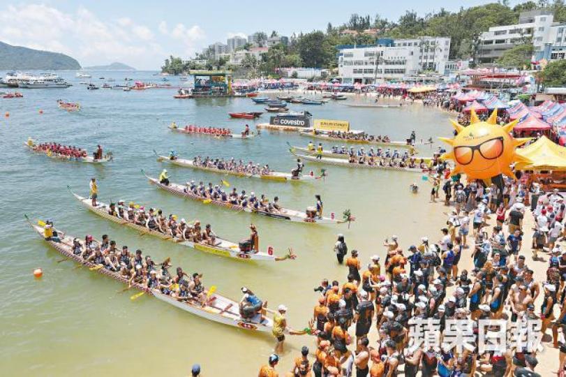 赤柱正灘舉行國際龍舟錦標賽。李家皓攝天氣炎熱,有龍舟鼓手性感上陣消暑。 赤柱正灘舉行國際龍舟錦標賽。李家皓攝天氣炎熱,有龍舟鼓手性感上陣消暑。
