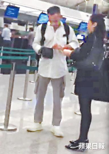 洗米華到香港機場出發倫敦，全程沒有笑容。讀者提供圖片洗米華和Mandy Lieu對上一次被人捕獲，已是上年初到馬爾代夫過元旦。資料圖片洗米華上月底與洗米嫂在澳門慶祝45歲生日。資料圖片