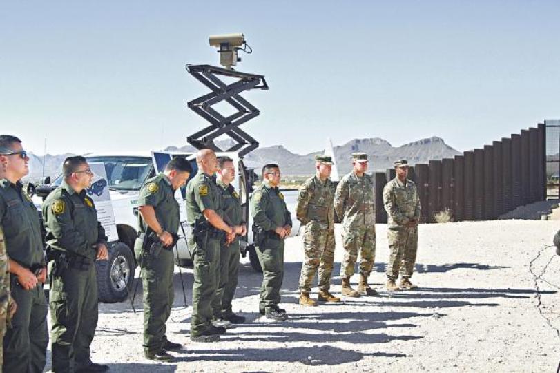 美國邊境巡邏人員在美軍協助下,以紅外線和光學鏡頭監察偷渡活動。 美國邊境巡邏人員在美軍協助下,以紅外線和光學鏡頭監察偷渡活動。