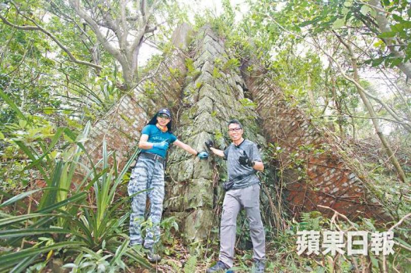 凌Sir(左)與隊友Kenny穿過柏架山大風坳近東區自然步道的底層,抵達當年洋人宿舍及療養院的基座。凌劍剛希望透過介紹太古索道,讓新生代認識不偏頗的本土殖民史。當年的載人吊車系統,由太古起步延綿至柏架山山頂,長約2.3公里。太古集團歷史檔案服務圖片英資太古集團十八世紀末在柏架山興建載人吊車系統,安排洋人在山上宿舍居住。 凌Sir(左)與隊友Kenny穿過柏架山大風坳近東區自然步道的底層,抵達當年洋人宿舍及療養院的基座。凌劍剛希望透過介紹太古索道,讓新生代認識不偏頗的本土殖民史。當年的載人吊車系統,由太古起步延綿至柏架山山頂,長約2.3公里。太古集團歷史檔案服務圖片英資太古集團十八世紀末在柏架山興建載人吊車系統,安排洋人在山上宿舍居住。