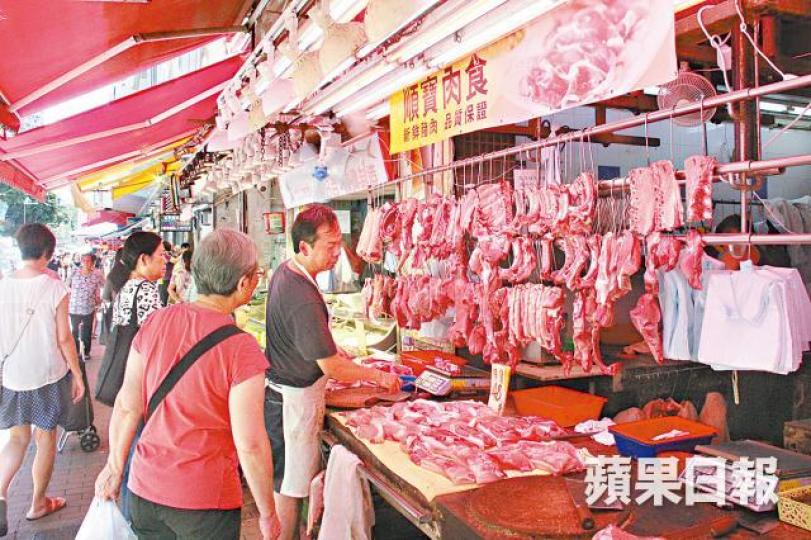 端午節新鮮豬肉零售價平均貴兩成,市民短時間內仍要捱貴豬。周鴻熙攝 端午節新鮮豬肉零售價平均貴兩成,市民短時間內仍要捱貴豬。周鴻熙攝