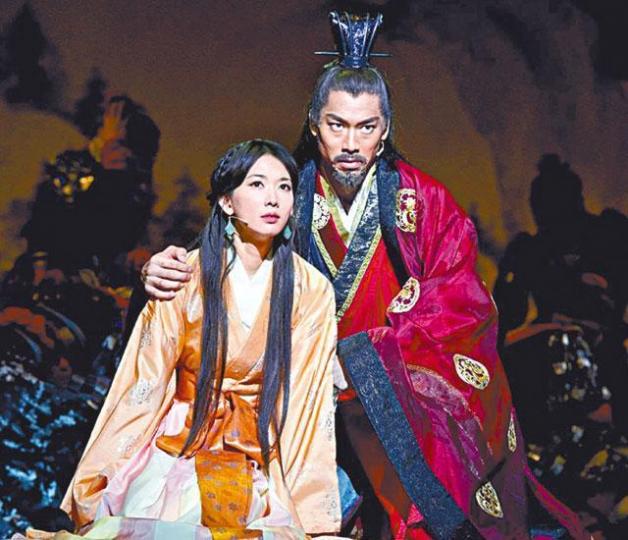 林志玲與老公AKIRA於2011年合作舞台劇《赤壁-愛》而結識。台灣《蘋果新聞網》有網民發現林志玲昨日公佈婚訊的相片中，AKIRA的衣着與早前他接受台灣《蘋果新聞網》訪問時一模一樣。台灣《蘋果新聞網》求學時期的AKIRA已初露星味，不過他曾在節目中自爆當年情路不順。木村與林志玲曾多次合作，昨日木村更在微博留言祝賀她。資料圖片