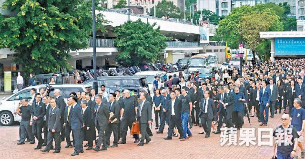 面對特區政府圖淡化反對聲音,法律界日前發起黑衣遊行,表達對《逃犯條例》修訂的不滿。 面對特區政府圖淡化反對聲音,法律界日前發起黑衣遊行,表達對《逃犯條例》修訂的不滿。