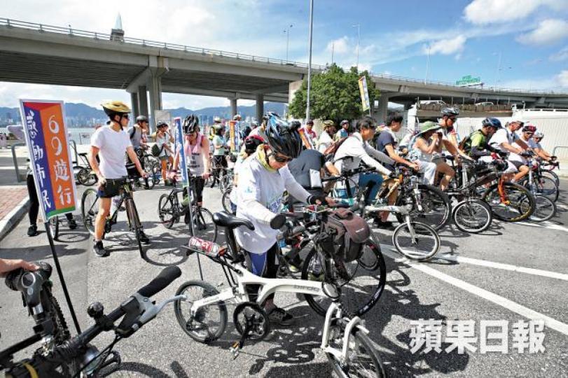 逾50名單車愛好者昨踏單車巡迴港島,宣揚抗惡法訊息。王子俊攝民主黨昨在黃埔站外呼籲市民明日上街,並展示反送中標語。王心義攝 逾50名單車愛好者昨踏單車巡迴港島,宣揚抗惡法訊息。王子俊攝民主黨昨在黃埔站外呼籲市民明日上街,並展示反送中標語。王心義攝