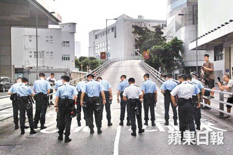 大批警員昨在警總外蒐證。 大批警員昨在警總外蒐證。