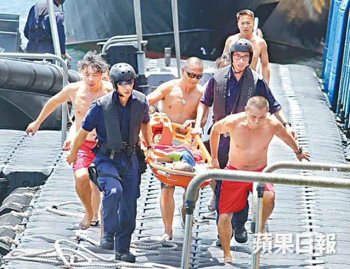 6歲男童在三星灣遇溺,送到西貢水警基地上岸再送院。簡明恩攝70歲男子在清水灣二灘被抬上沙灘搶救。讀者提供圖片 6歲男童在三星灣遇溺,送到西貢水警基地上岸再送院。簡明恩攝70歲男子在清水灣二灘被抬上沙灘搶救。讀者提供圖片