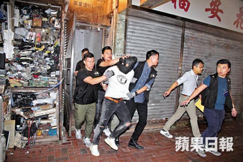 警員將掟汽油彈疑犯押署調查。溫瑞麟攝一名黑衫男子徘徊軍器廠街往告士打道方向、警總外的馬路邊。有人突投擲汽油彈,衝鋒車「中彈」冒起火光。跑馬地警署昨午被投擲汽油彈起火。讀者提供圖片 警員將掟汽油彈疑犯押署調查。溫瑞麟攝一名黑衫男子徘徊軍器廠街往告士打道方向、警總外的馬路邊。有人突投擲汽油彈,衝鋒車「中彈」冒起火光。跑馬地警署昨午被投擲汽油彈起火。讀者提供圖片