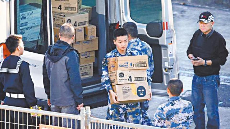 到訪澳洲的解放軍正搬運奶粉。 到訪澳洲的解放軍正搬運奶粉。