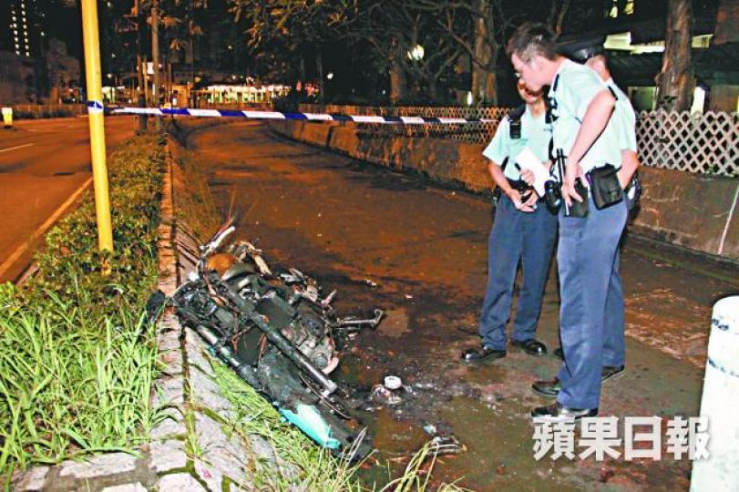田景邨一電單車被燒毀,警員到場調查。黎志偉攝 田景邨一電單車被燒毀,警員到場調查。黎志偉攝