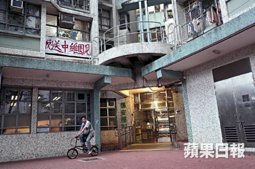 公屋居民在單位窗戶掛起標語。將軍澳明愛白英奇專業學校拉起抗議直幡。反送中街招昨日於各區湧現。市民於電車上拉起橫額,呼籲各界參與今日遊行。 公屋居民在單位窗戶掛起標語。將軍澳明愛白英奇專業學校拉起抗議直幡。反送中街招昨日於各區湧現。市民於電車上拉起橫額,呼籲各界參與今日遊行。