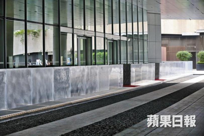 立會示威區架起逾一米高鋼板。 立會示威區架起逾一米高鋼板。