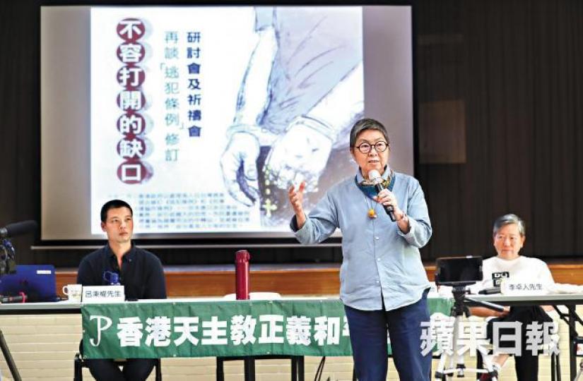 左起:呂秉權、吳靄儀及李卓人昨日出席天主教正委研討會。謝榮耀攝 左起:呂秉權、吳靄儀及李卓人昨日出席天主教正委研討會。謝榮耀攝