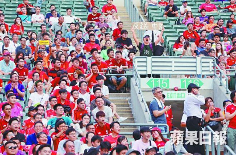 大球場熱血球迷教大講師黎明陳日君藝術家三木灣仔「反送中號」中環「蝙蝠俠」 大球場熱血球迷教大講師黎明陳日君藝術家三木灣仔「反送中號」中環「蝙蝠俠」