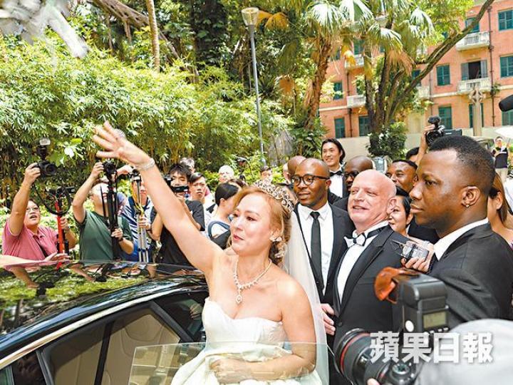 翁靜晶臨上車前才記起要拋花球。何東中學合唱團的成員在婚禮上獻唱詩歌。翁靜晶行禮後與一眾陳百強歌迷會成員合照留念。