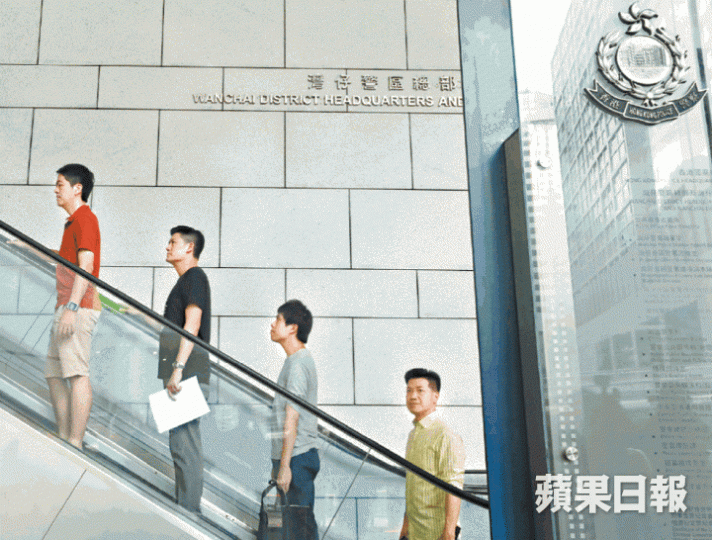 左起:許智峯、譚文豪、鄺俊宇及范國威昨到警察總部報警。李家皓攝 左起:許智峯、譚文豪、鄺俊宇及范國威昨到警察總部報警。李家皓攝